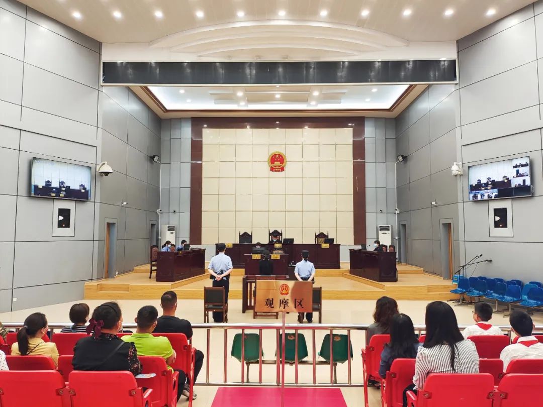 【保护少年的你·新时代检察宣传周】观摩庭审“零”距离， “镜”心守护在身边！